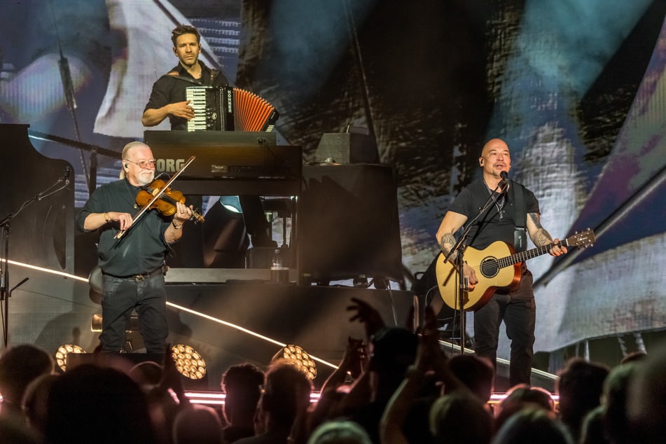 Aber auch die anderen Musiker bekamen ihren Raum. So durfte sich Geiger Pete Sage (76, links) beispielsweise mit irischer Folklore präsentieren.