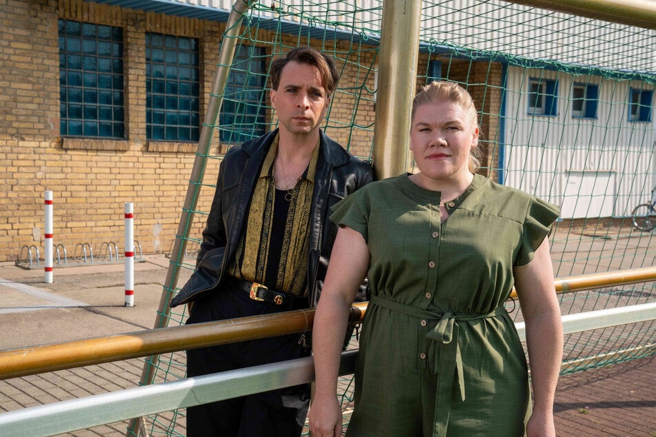 Vincent Ross (André Kaczmarczyk, 39) und Alexandra Luschke (Gisa Flake, 39) ermitteln auf und neben dem Platz.
