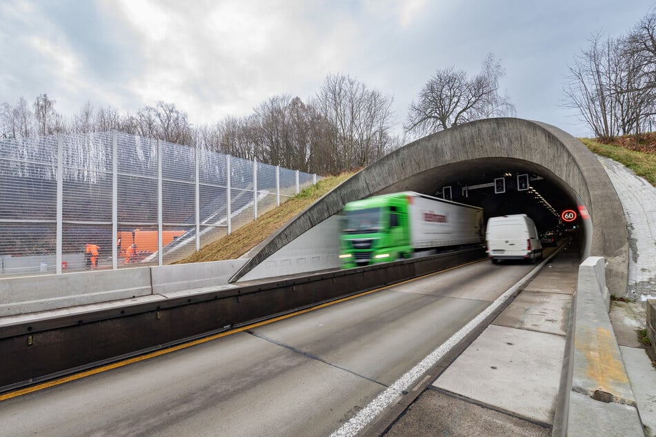 Noch fließt der Verkehr ausschließlich über die Nordröhre des Tunnels. Ab 14. Dezember soll auch die Südröhre wieder befahrbar sein.