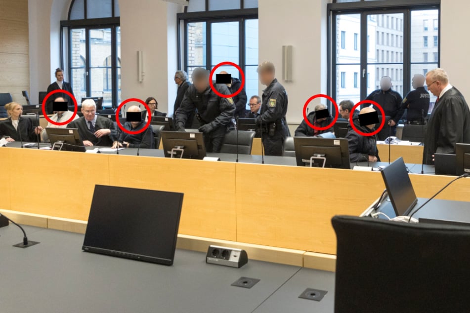 Die Angeklagten (eingekreist, von links) mit ihren Anwälten: Ekrem D. (45), Mehmet B. (53), Arif A. (53), Bujar G. (54) und Naser A. (52).