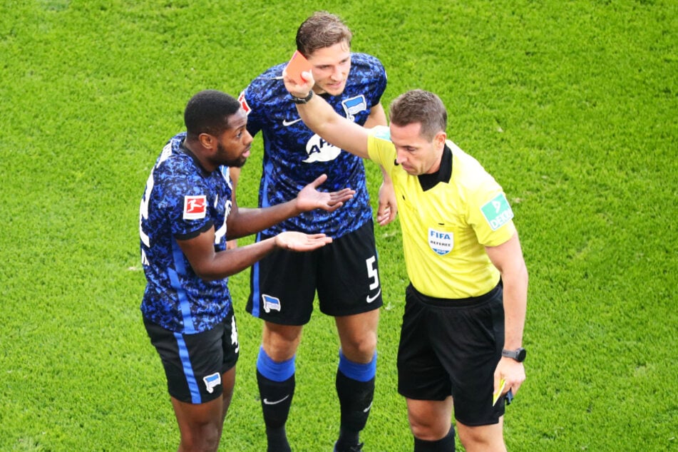 Schiedsrichter Tobias Stieler (r.) schickte Herthas eingewechselten Rechtsverteidiger Deyovaisio Zeefuik (l.) in der 50. Minute mit Gelb-Rot vom Platz.