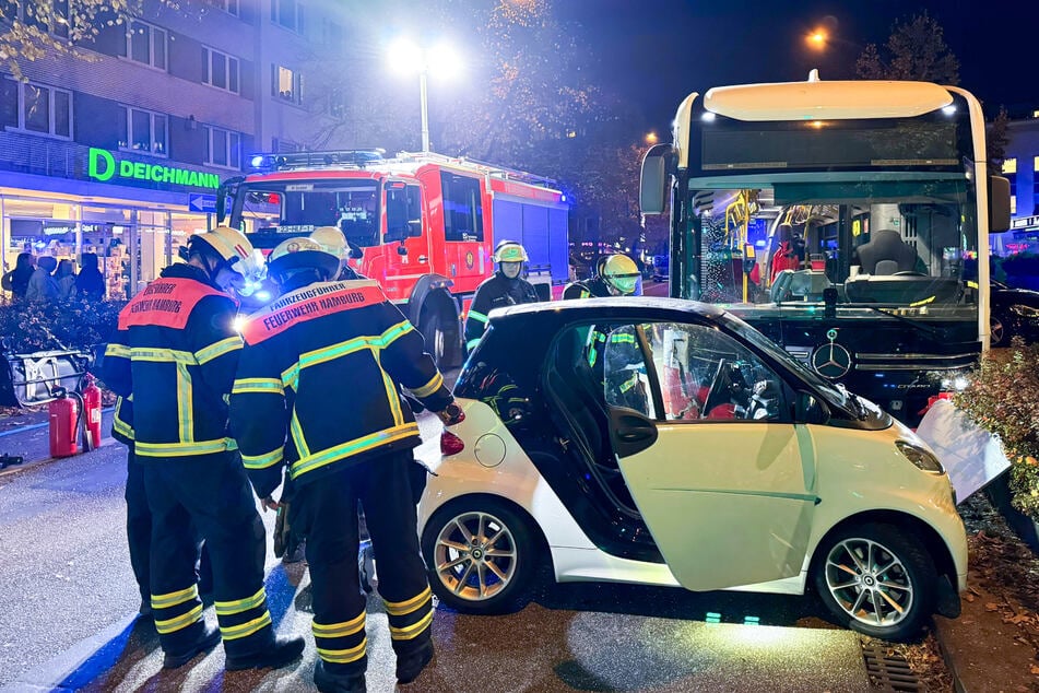 Bei einem Unfall zwischen einem Smart und einem Linienbus wurden am heutigen Mittwoch acht Menschen in Hamburg teils schwer verletzt.