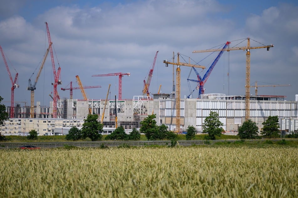 Aufgrund eines Arbeitsunfalls auf der Infineon-Baustelle wurde am Donnerstagmittag der Rettungsdienst alarmiert. (Symbolbild)