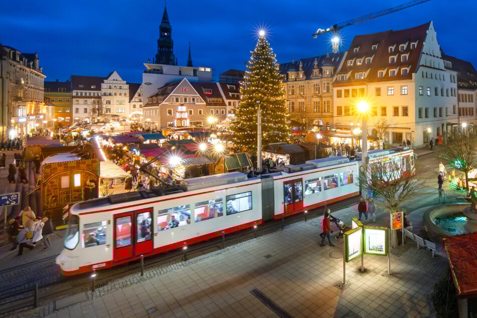 Eine entspannte Fahrt mit den öffentlichen Verkehrsmitteln hilft bei Stress in der Vorweihnachtszeit.