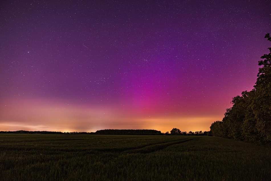 In der Nähe des Flughafens Leipzig-Halle hatte sich der Himmel erneut lila gefärbt.