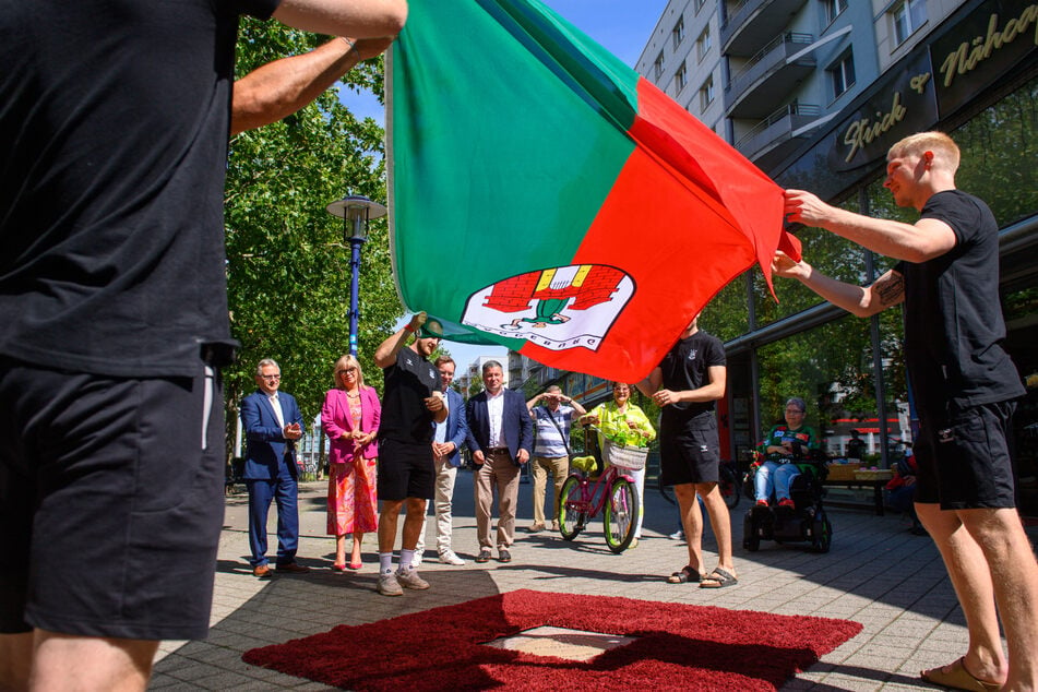 Am Montag wurde eine weitere Bronze-Platte auf dem Magdeburger "Sports Walk of Fame" enthüllt. Sie ist zu Ehren des SC Magdeburgs.