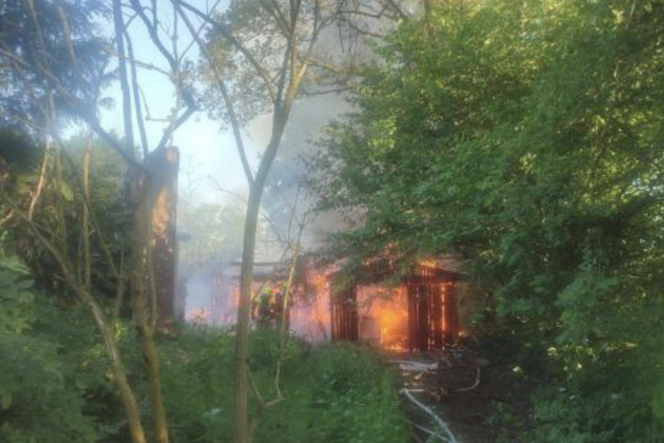 Zwei Holzschuppen brannten in Henstedt-Ulzburg.