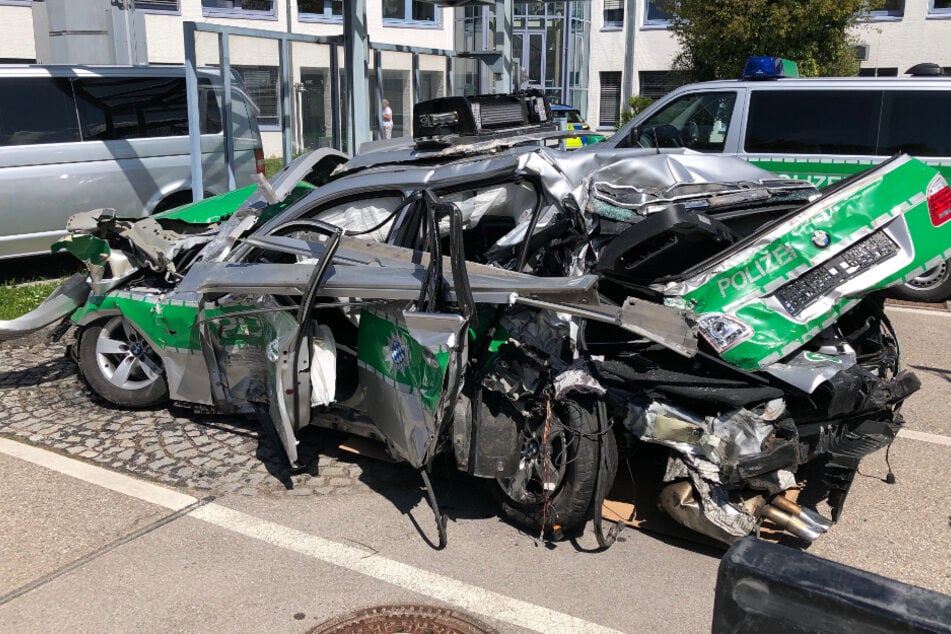 Unfall A99: Polizeiauto komplett zerstört: Lkw-Fahrer kracht in Unfall-Absicherung!