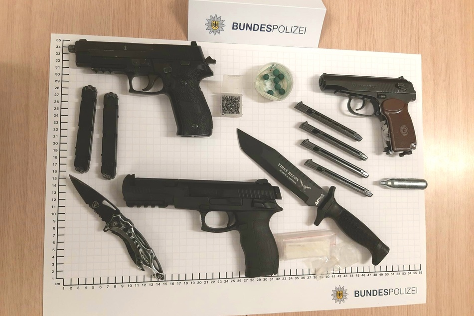 Mehrere Waffen sowie Drogen fanden die Polizeibeamten in dem Rucksack des 34-Jährigen.