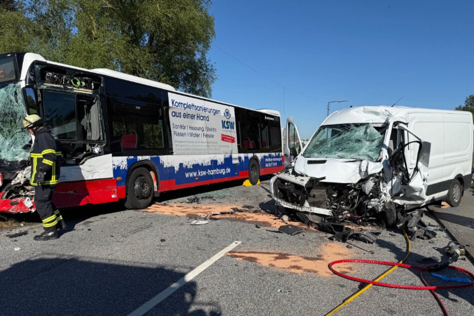 Der Transporter wurde durch die Kollision im vorderen Bereich völlig zerstört, der Fahrer eingeklemmt und lebensgefährlich verletzt.