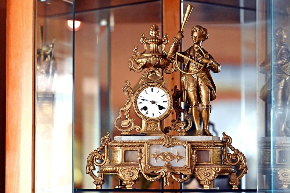 Messeprämiert auf der Pariser Weltausstellung 1889: Kaminuhr um 1880 mit einem französischen Uhrwerk.