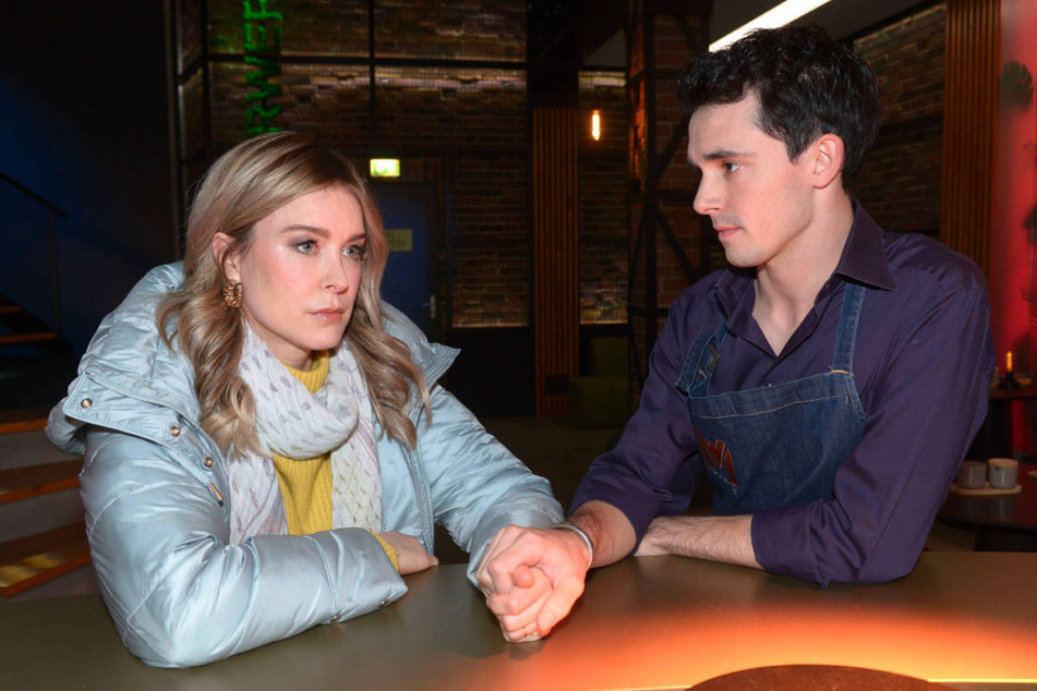 Jessica erklärt Luis, dass sie die Einladung von Elliot Jones wegen ihrer Gefühle für Max ausgeschlagen hat.