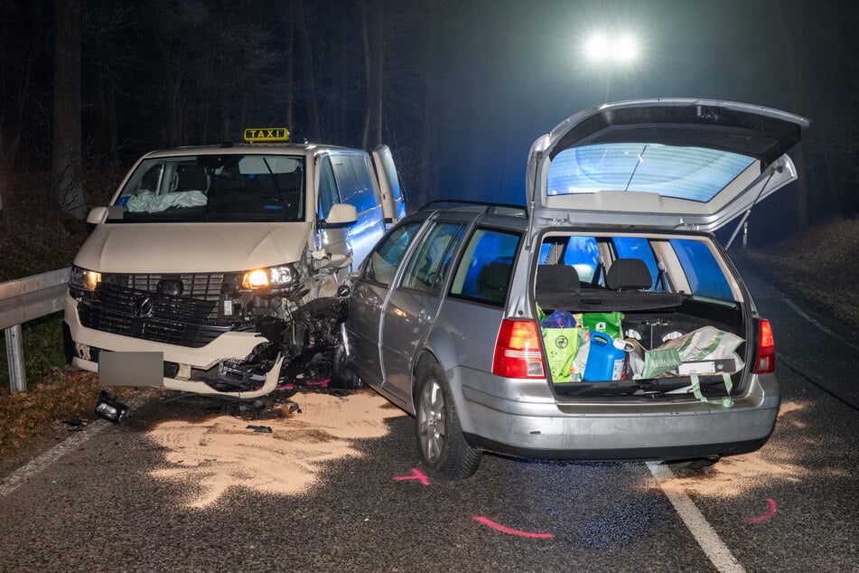 Der Golf krachte in die Seite des Taxis.