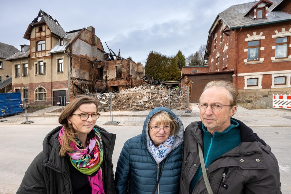 Sammeln Geld für die Beräumung des Trümmergrundstücks: Silvia Queck-Hänel (34) sowie ihre Eltern Regina (69) und Rüdiger Queck (70).
