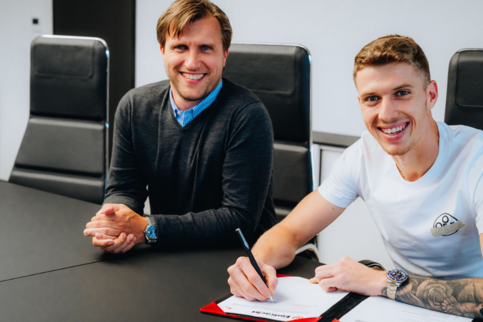 Gute Laune bei Eintracht-Sportvorstand Markus Kräsche (l. 40). Kristijan Jakic (24) hat gerade seinen Vertrag bei den Hessen unterschrieben.