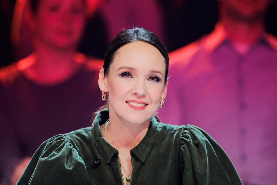 Comedian Carolin Kebekus (39) sitzt als Rategast in der Prosieben-Show "The Masked Singer" auf der Bühne (Archivbild).