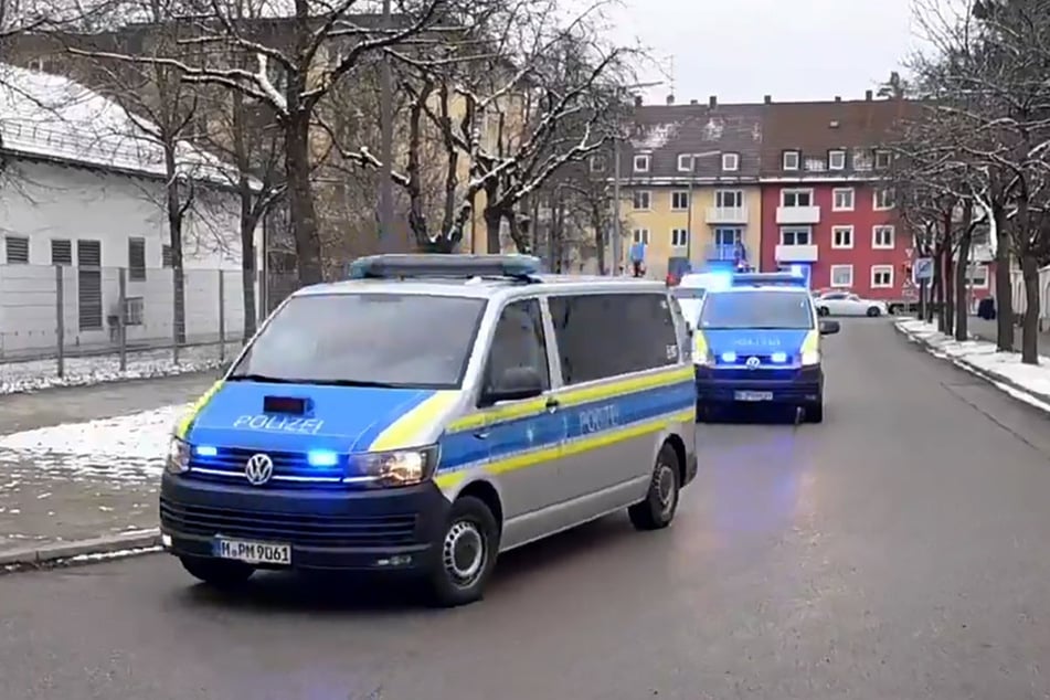 Einsatzfahrzeuge vor der Justizvollzugsanstalt München. Am Freitag wurde der dringend tatverdächtige dem Ermittlungsrichter vorgeführt.