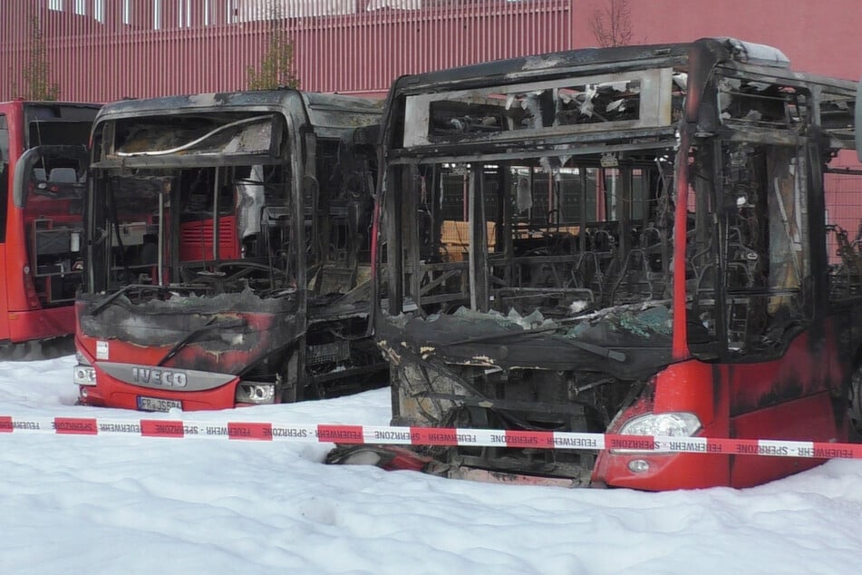Flammen-Inferno im Süden: Drei Linienbusse brennen komplett aus - hoher Sachschaden