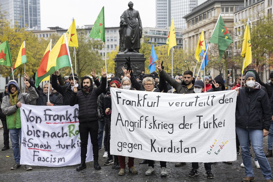 Wie hier in Frankfurt wurde am Sonntag in mehreren deutschen Städten demonstriert.