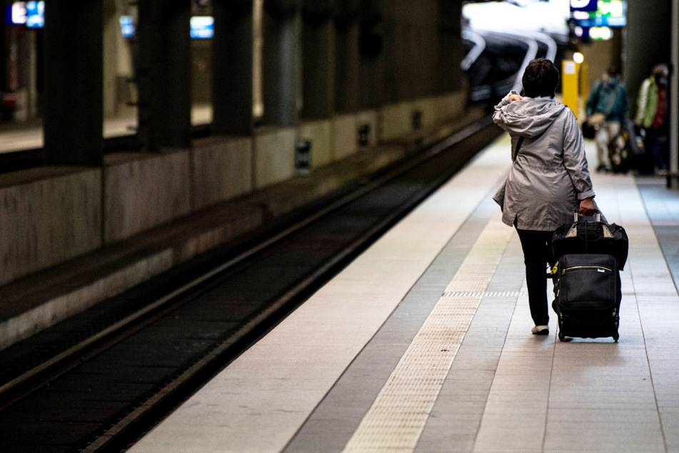 Zahlreiche Züge fallen aus: Bahnreisende müssen sich wegen des Streiks der GDL auch am Sonntag auf erhebliche Probleme einstellen. (Symbolbild)