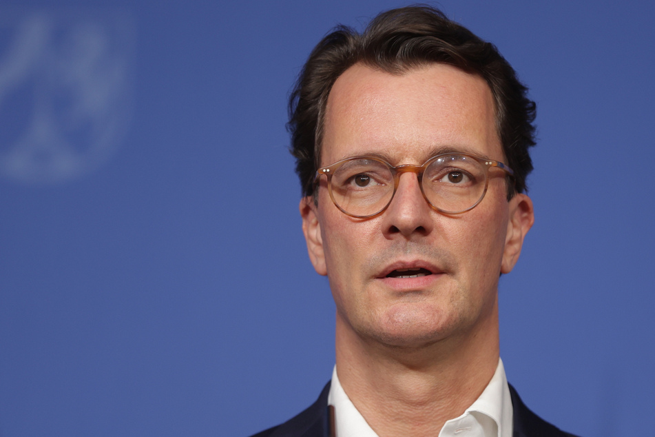 NRW-Ministerpräsident Wüst zu Impfpflicht: Strafen am Ende "der richtige Weg"!