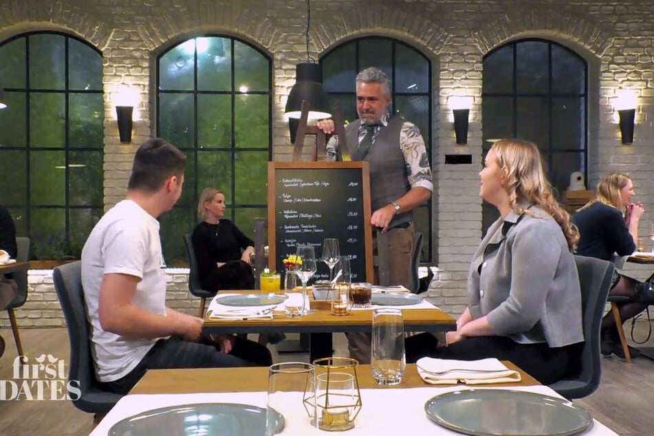 Roland Trettl (54) gibt seinen Gästen mit mehreren möglichen Gesprächsthemen einen Anstoß.