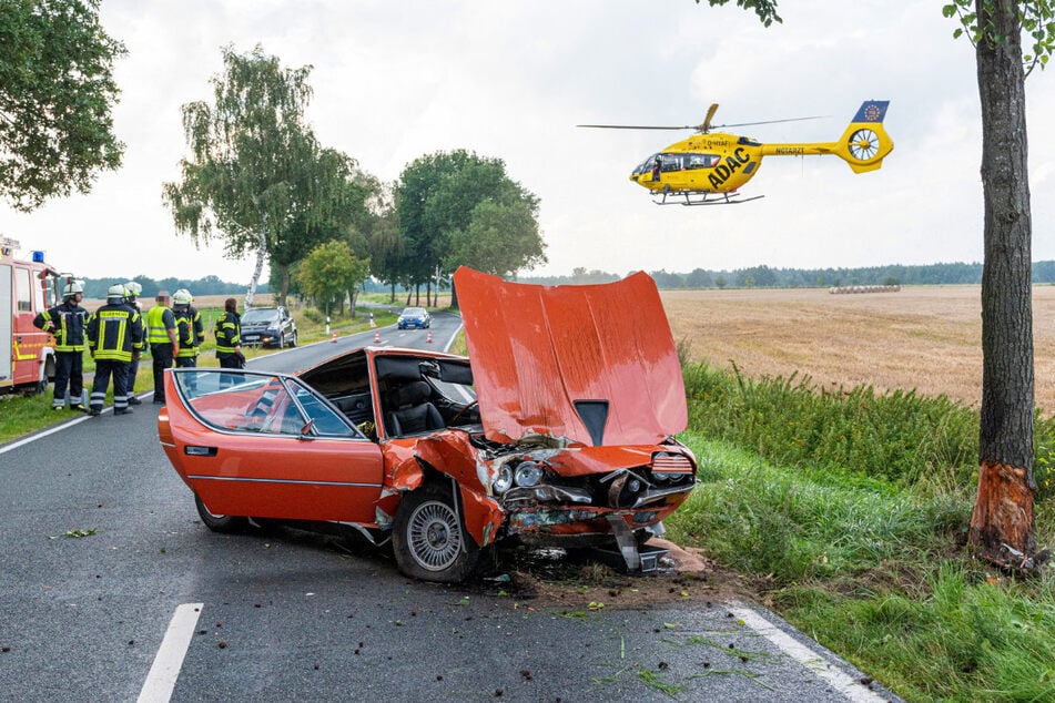 Schwerer Unfall mit Oldtimer: Hubschrauber im Einsatz