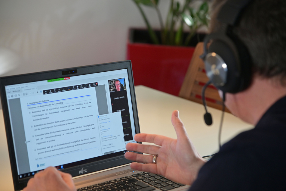 Viele Professoren und Studenten haben sich an die neuen Zeiten schnell gewöhnt.