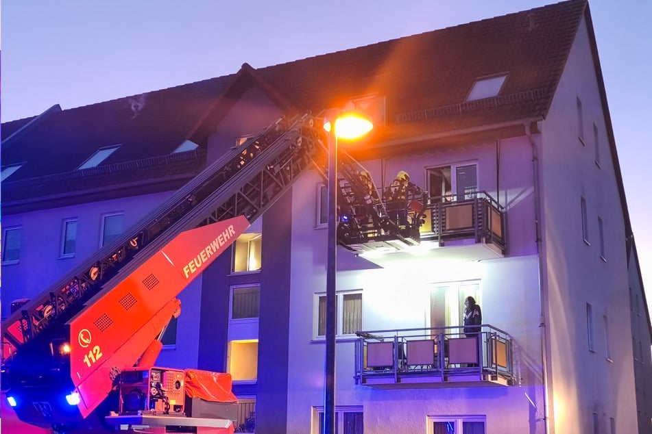 Per Drehleiter konnten zwei Personen vor den Flammen gerettet werden.