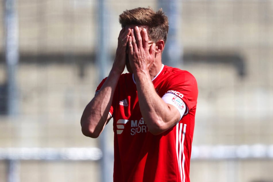 Bayern-II-Kapitän Nicolas Feldhahn (34) droht mit den Münchnern nach der Meisterschaft in der Vorsaison aus der 3. Liga abzusteigen.
