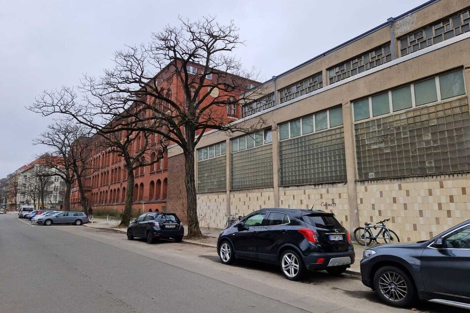 Tatverdächtige und Opfer gehen laut Polizei auf die Gustav-Langenstein-Schule, die sich in unmittelbarer Parknähe befindet.