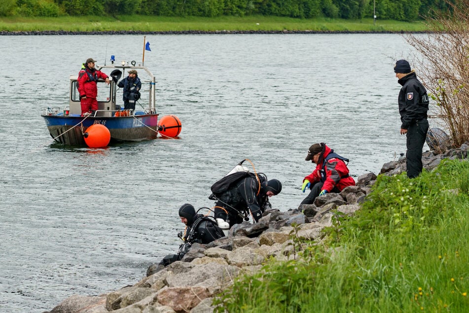 Nach den tödlichen Schüssen von Dänischenhagen und Kiel suchte die Polizei im Nord-Ostseekanal nach den Waffenteilen.