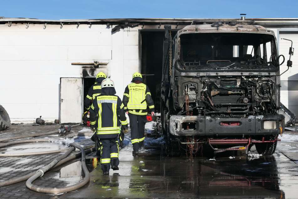 Riesiger Werkstattbrand: Fotovoltaik-Anlage behindert Großeinsatz der Feuerwehr