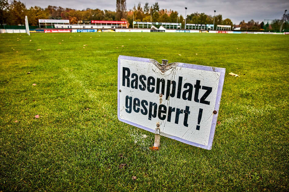 Die Sport- und Fußballplätze in Sachsen sind gesperrt. Wann es wieder losgeht mit dem Vereinssport, ist ungewiss.