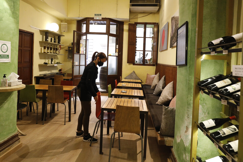 Auf Mallorca dürfen jetzt auch wieder die Innenbereiche der Restaurants öffnen. Besitzer und Kellner bereiten sich darauf vor.