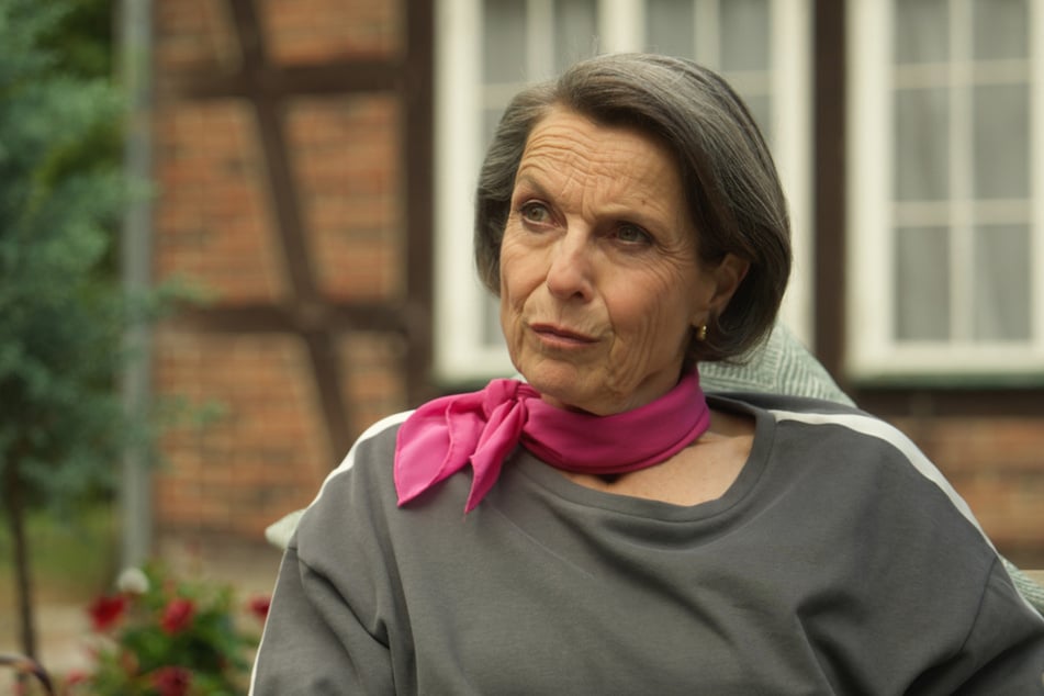 Victoria (Caroline Schreiber, 63) passt es nicht, dass Gunter Bella das Geld für die Strandbar gegeben hat.