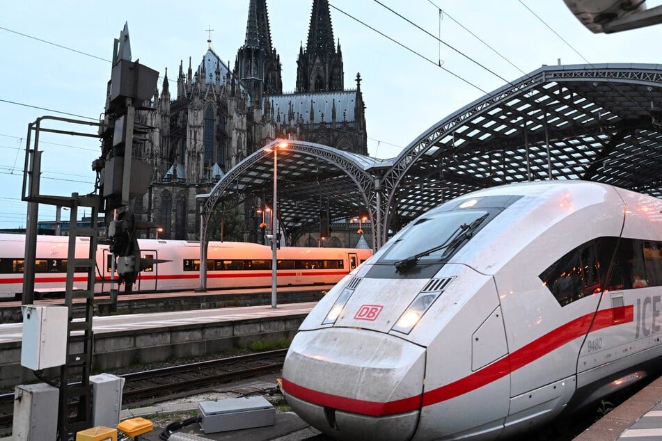 Vermutlich wegen eines technischen Defekts ist der ICE zwischen Köln-Deutz und Köln-Mülheim gegen das Tragseil eines Strommasts gefahren. (Symbolbild)