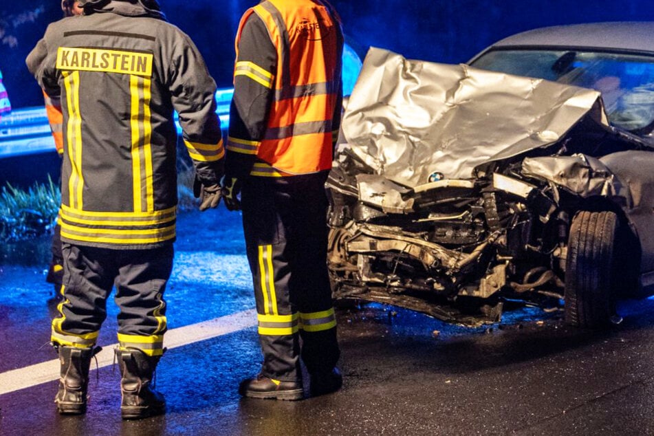 Das Foto zeigt den BMW des Unfallverursachers: Der 22-Jährige hatte Glück, er wurde bei dem Crash auf der A45 nur leicht verletzt.