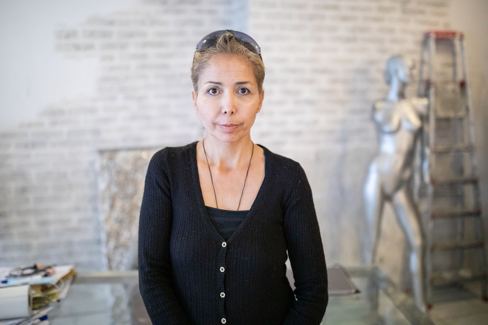 Ayse Kök steht in ihrem Geschäft in Düsseldorf.