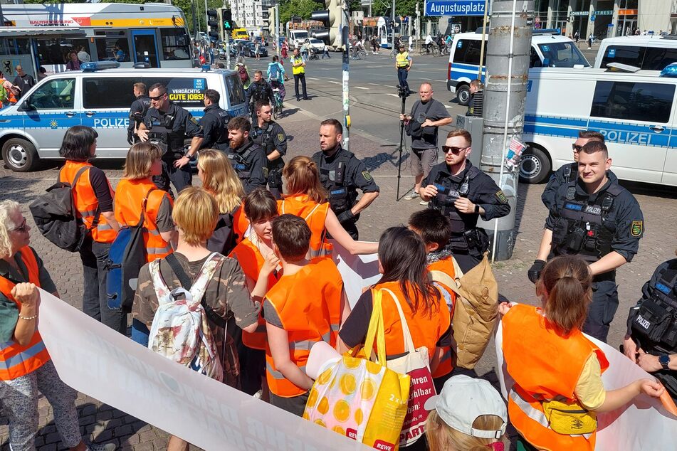 Die Polizei stellte sich der Demo am Augustusplatz entgegen.