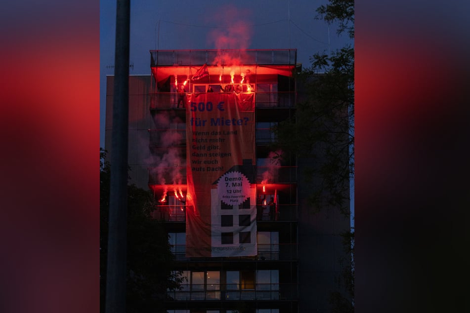Mit ihrer Aktion protestieren die Aktivisten gegen steigende Kosten für Semesterbeiträge und Mieten.