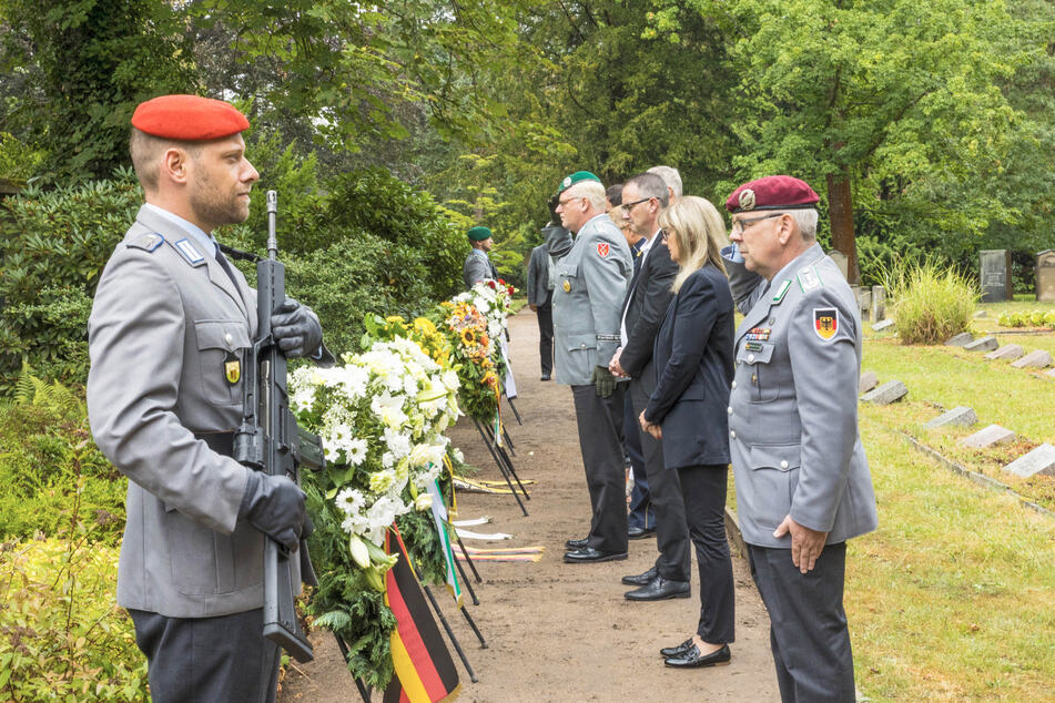Kränze auf dem Nordfriedhof in Dresden Gedenken an den Grafen, der