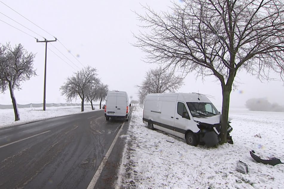 Auf der Straße S4 zwischen Krostitz und Eilenburg in Nordsachsen ist ein Transporter bei einem Glatteisunfall gegen einen Baum gefahren.