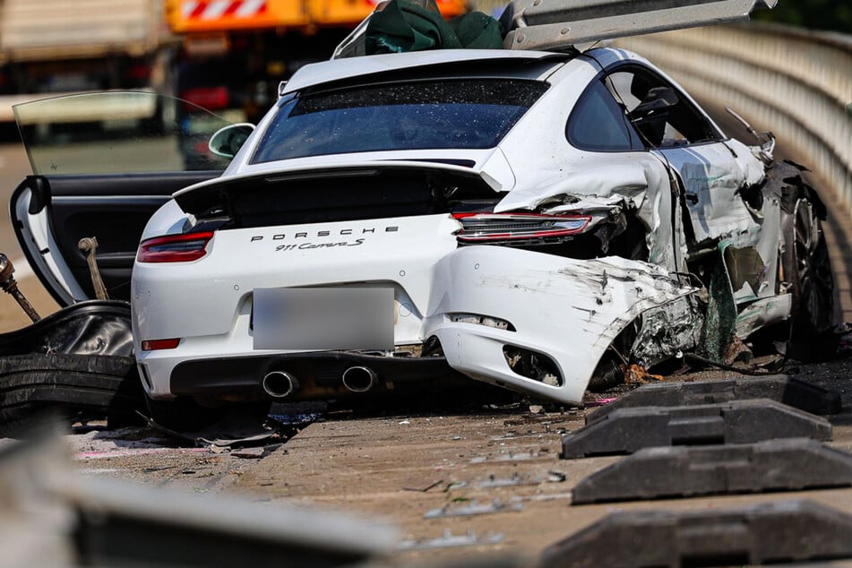 Der Porsche war zunächst an der Mittelleitplanke entlang geschlittert und dann in das Brückengeländer gekracht.