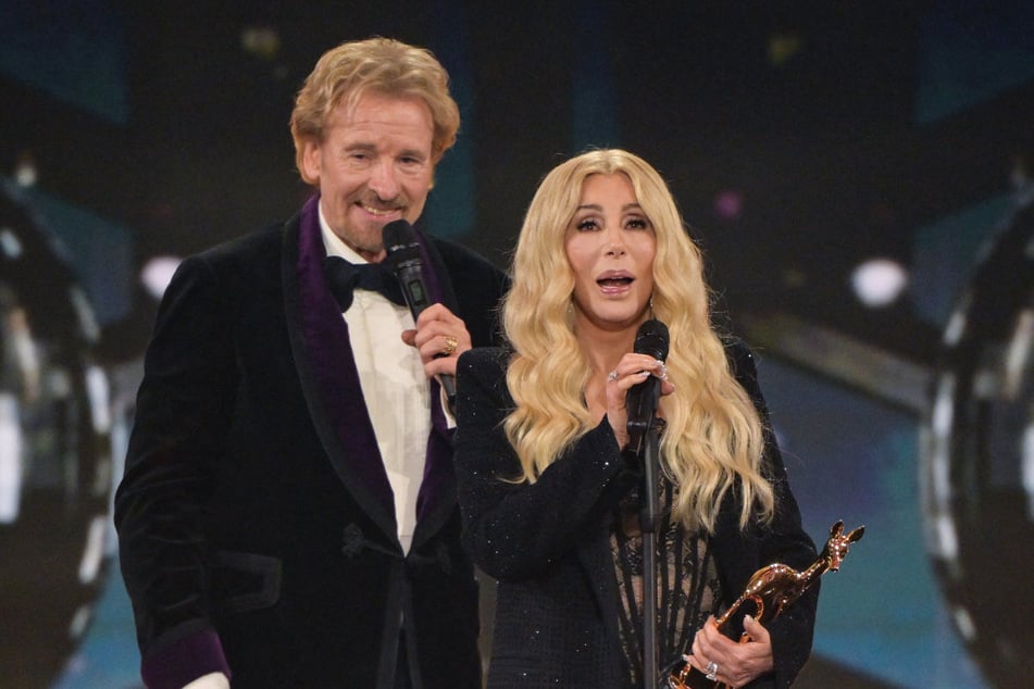Sängerin Cher (79, r.) standen zusammen mit Thomas Gottschalk (75) bei der 77. Bambi-Verleihung in den Bavaria Filmstudios auf der Bühne.