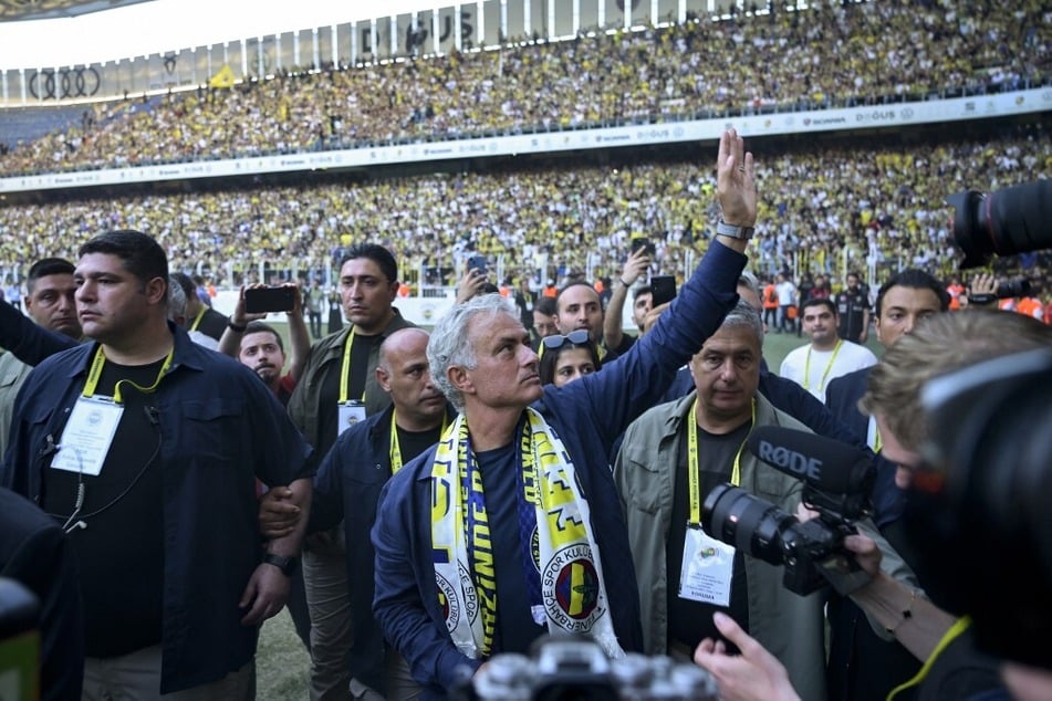 Medientrubel und Fanmassen: José Mourinho (61, M.) zog am Sonntag alle Blicke auf sich.