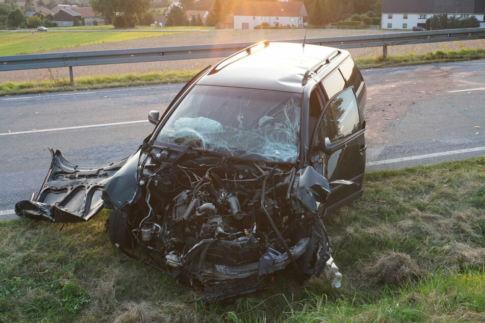 Auch der VW wurde bei dem Unfall schwer beschädigt.