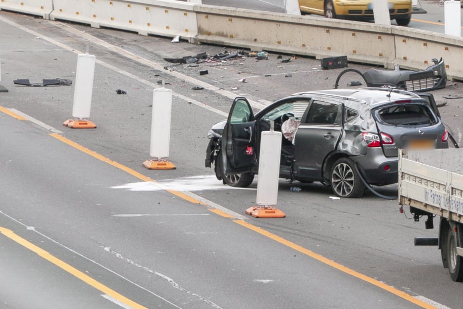Die Frau aus den Niederlanden krachte mit ihrem dunklen Nissan aus ungeklärter Ursache in die Baustelle.