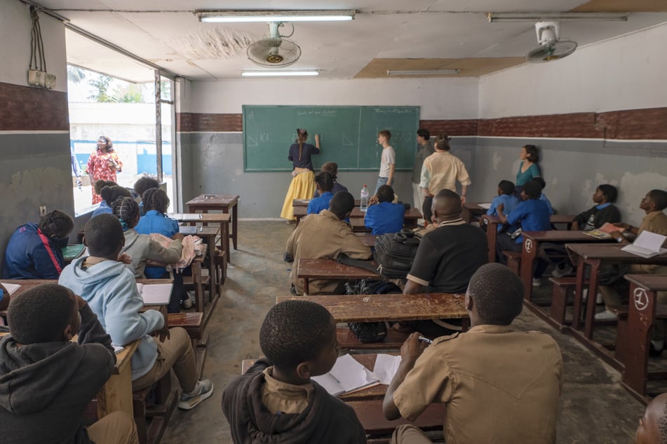 Auf dem Unterrichtsplan: Deutsch und Französisch in den teilweise sehr einfachen Klassenräumen. Auf den Programm: Galgenraten.