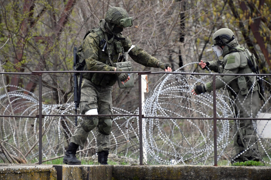 Russische Soldaten sollen nach Einschätzung britischer Analysten rund um die besetzte Stadt Mariupol Befestigungsanalgen errichten.